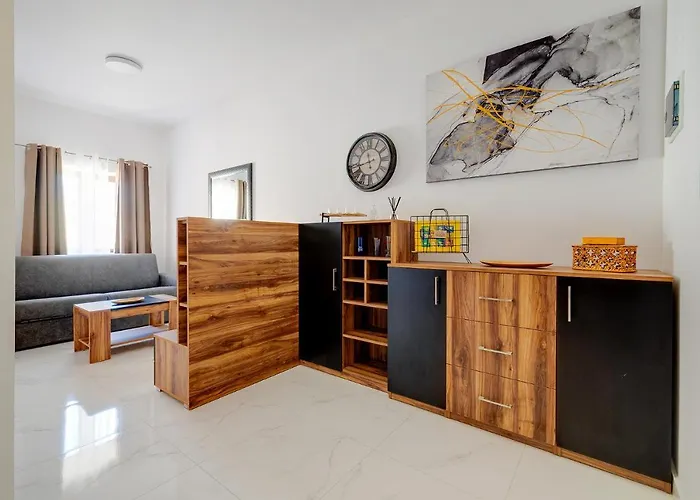 Daire Idyllic Steps From The Promenade *