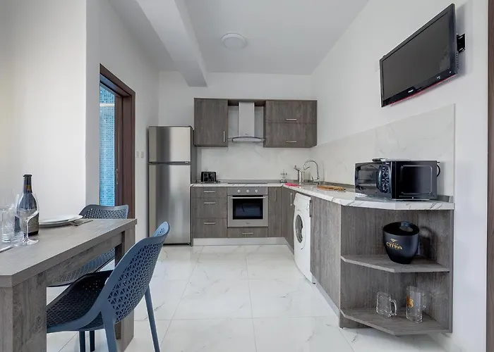 Daire Idyllic Steps From The Promenade Sliema